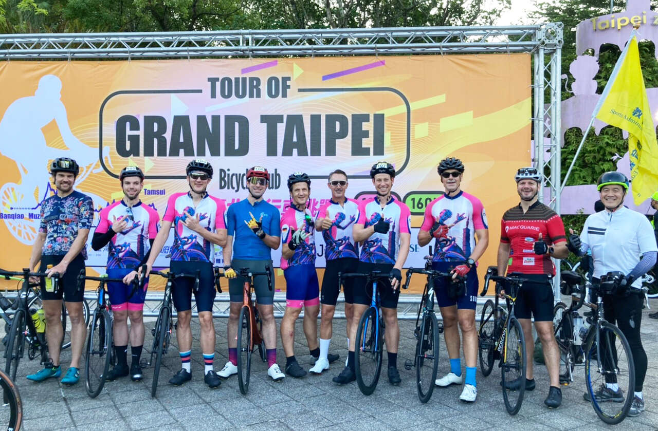 Taipei Slow Cyclists 由許多外國朋友組成車隊參與環大台北。自行車騎士協會
