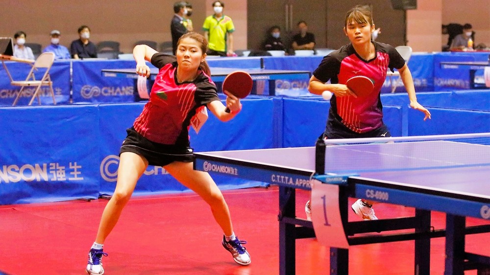 黃郁雯(左）／李昱諄第3度奪得全國賽女雙冠軍。姚瑞宸攝
