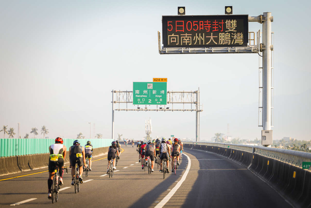 全台灣唯一全封閉國道三號 南州大鵬灣 的賽事特點吸引了來自18國2000多位鐵人好手共同參與。官方提供