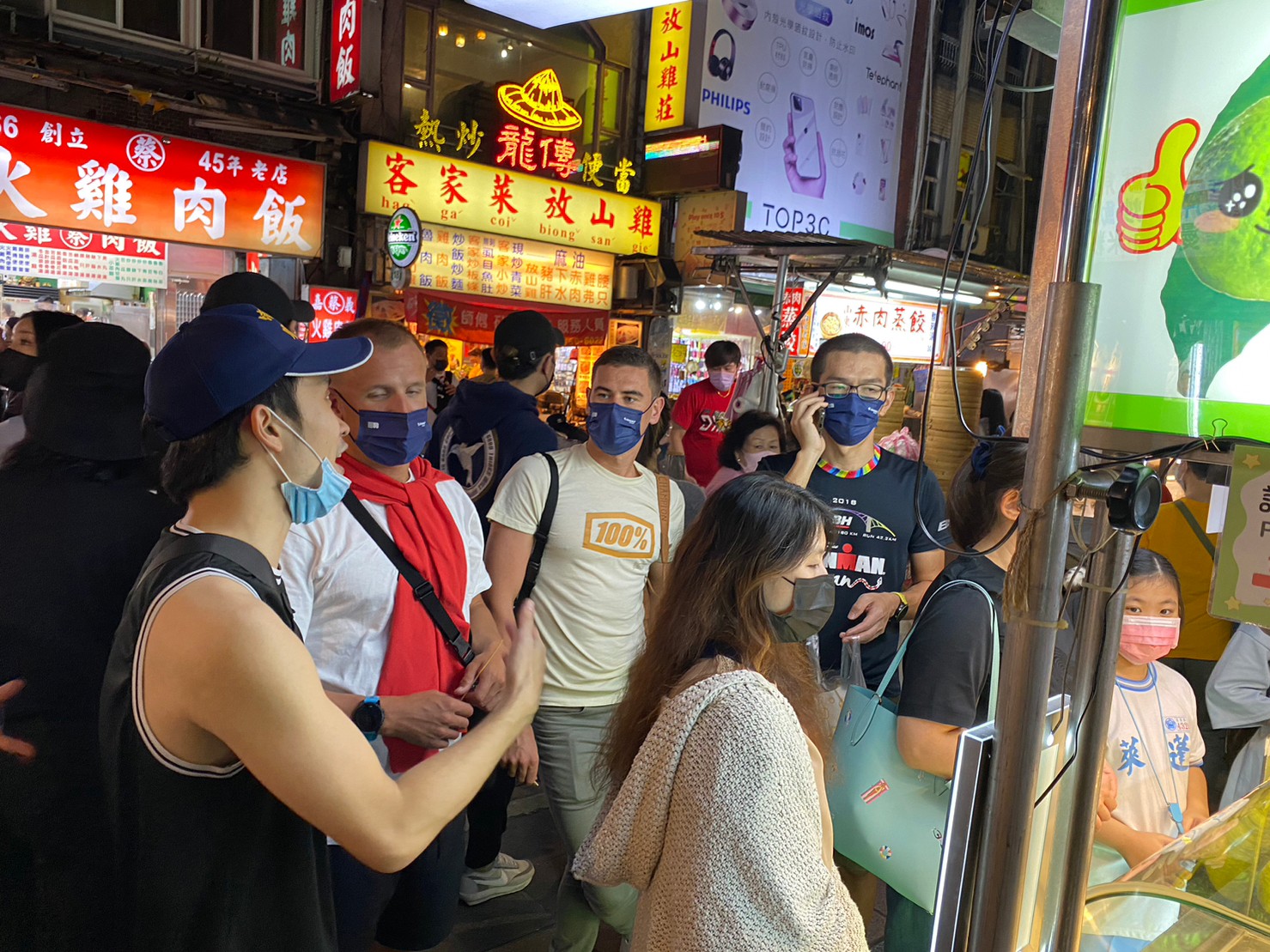 冠軍選手來台體驗台灣夜市文化好熱鬧。巨大提供