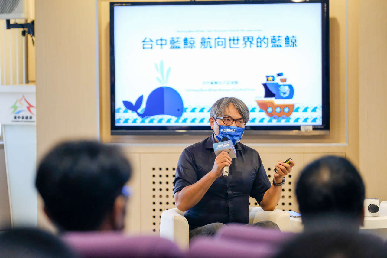 台中藍鯨女足隊球隊經理陳樺緯出席足球論壇分享藍鯨隊近年成功的行銷案例。台中市運動局提供