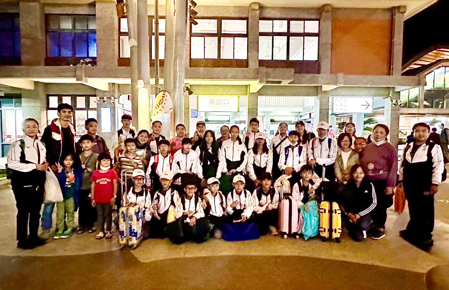 家長及教練團至花蓮火車站迎接選手凱旋歸來。花蓮縣空手道委員會提供