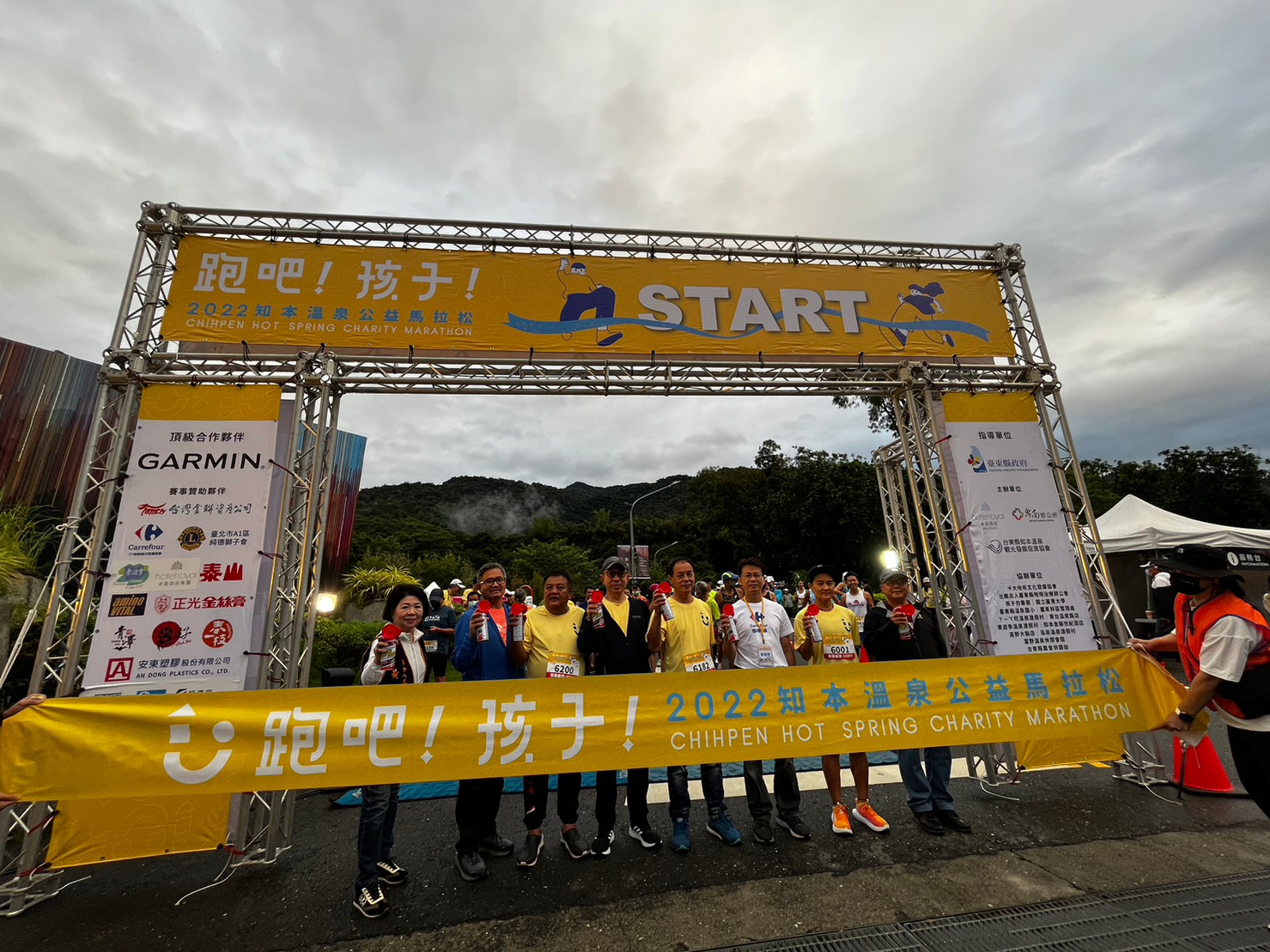 知本溫泉馬拉松11月6日一早由東遊季7 11前廣場熱烈開跑。大會提供