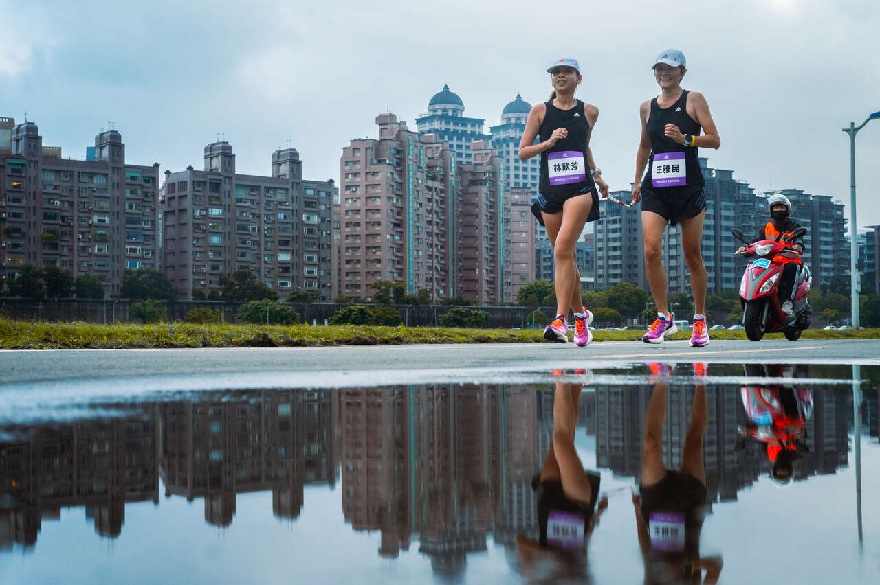 視障跑者林欣芳和陪跑員王雅民則藉此次體驗賽備戰臺北馬。adidas提供