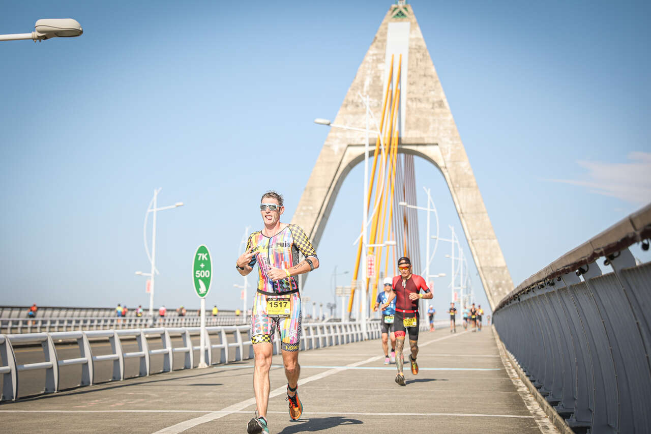 路跑賽段跑經過當地最著名的地標鵬灣跨海大橋。官方提供