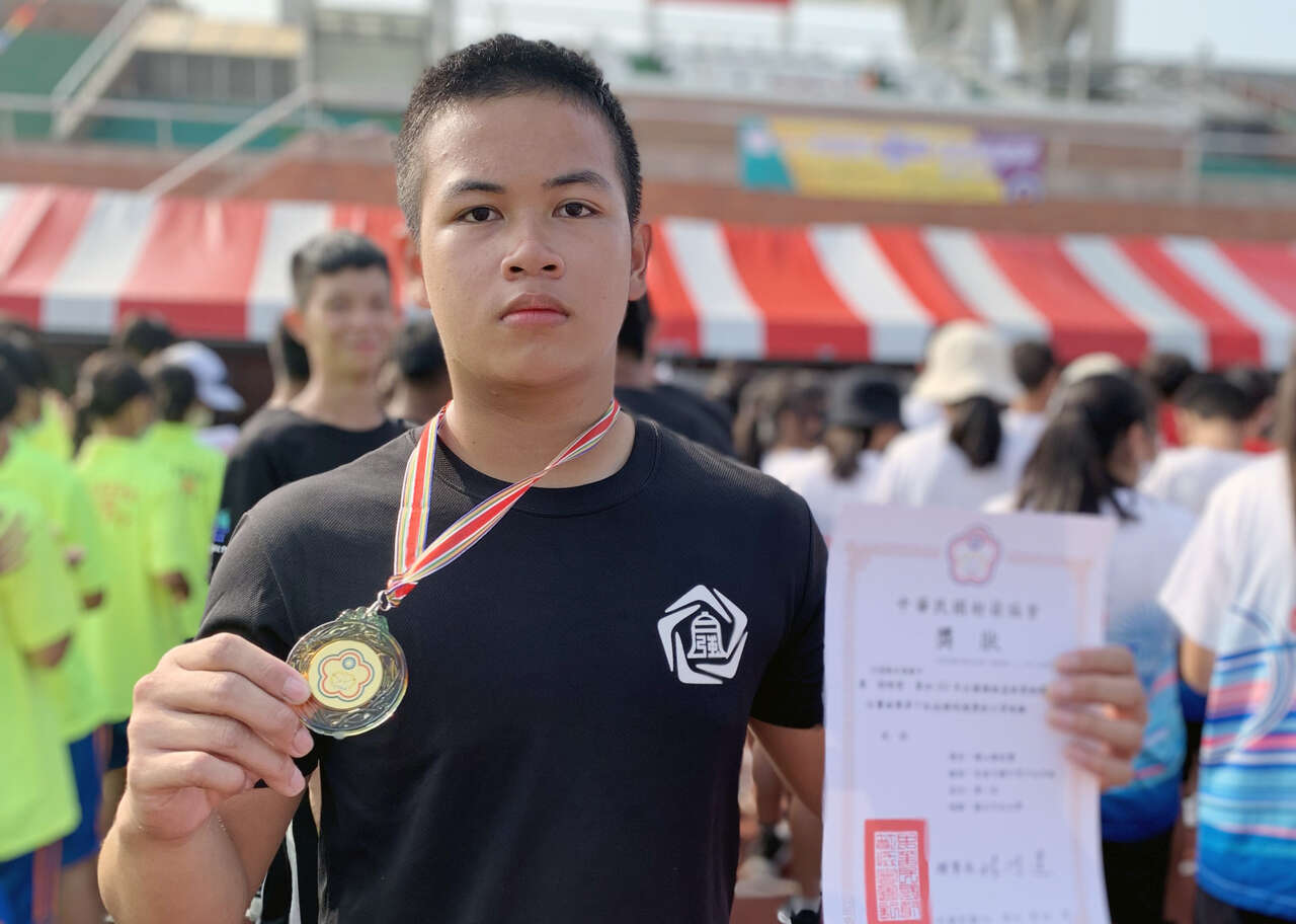 選手徐晧哲勇奪9年級組反曲弓男子個人對抗賽金牌。自強國中提供