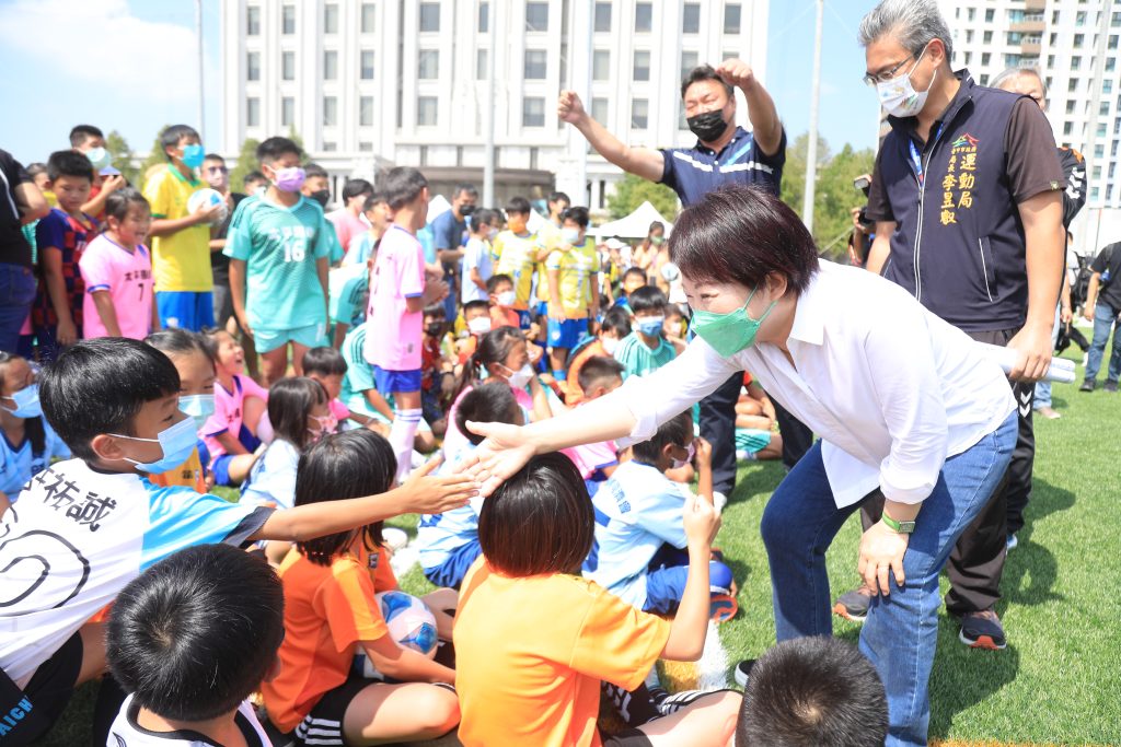 盧秀燕市長常與足球小球員互動。（圖：台中市政府運動局提供）