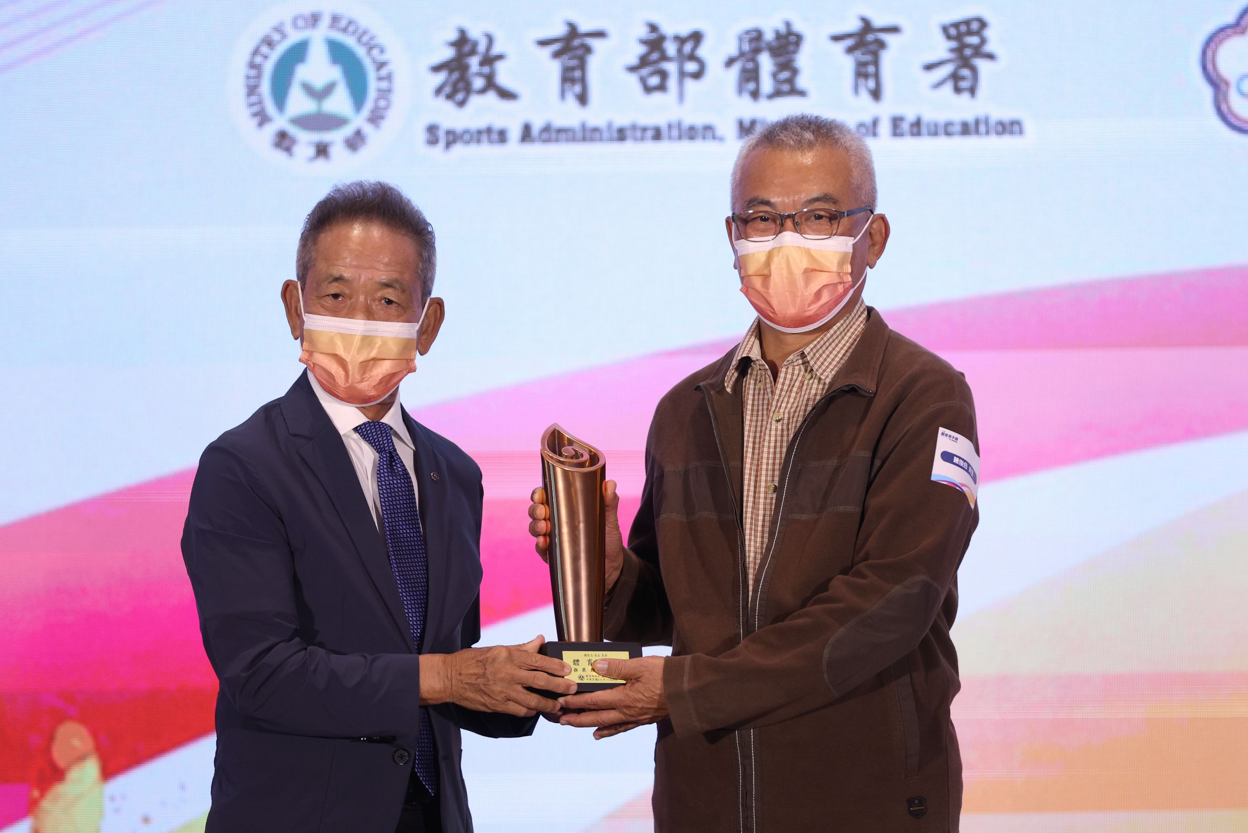 資深新聞工作者陳俊合(右)獲頒推展類銅質獎。李鴻明攝