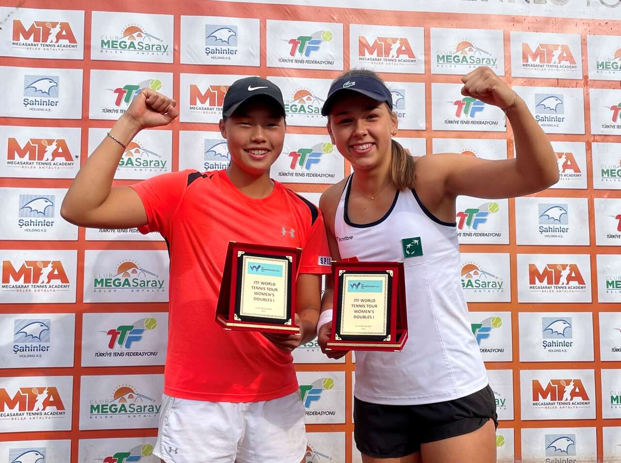 李羽芸(左)和比利時女將Amelie Van Impe贏得本周W15安塔利亞女網賽雙打冠軍。 蔡怡甄 提供