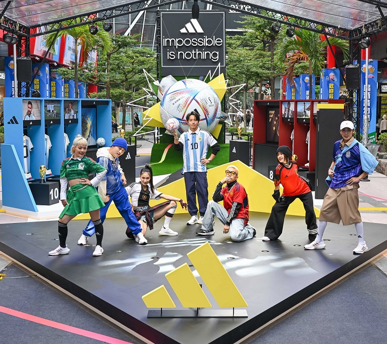 歡慶2022 adidas世足快閃基地正式啟動，以最熱情活力的街舞球衣秀向2022卡達世界盃致敬。官方提供
