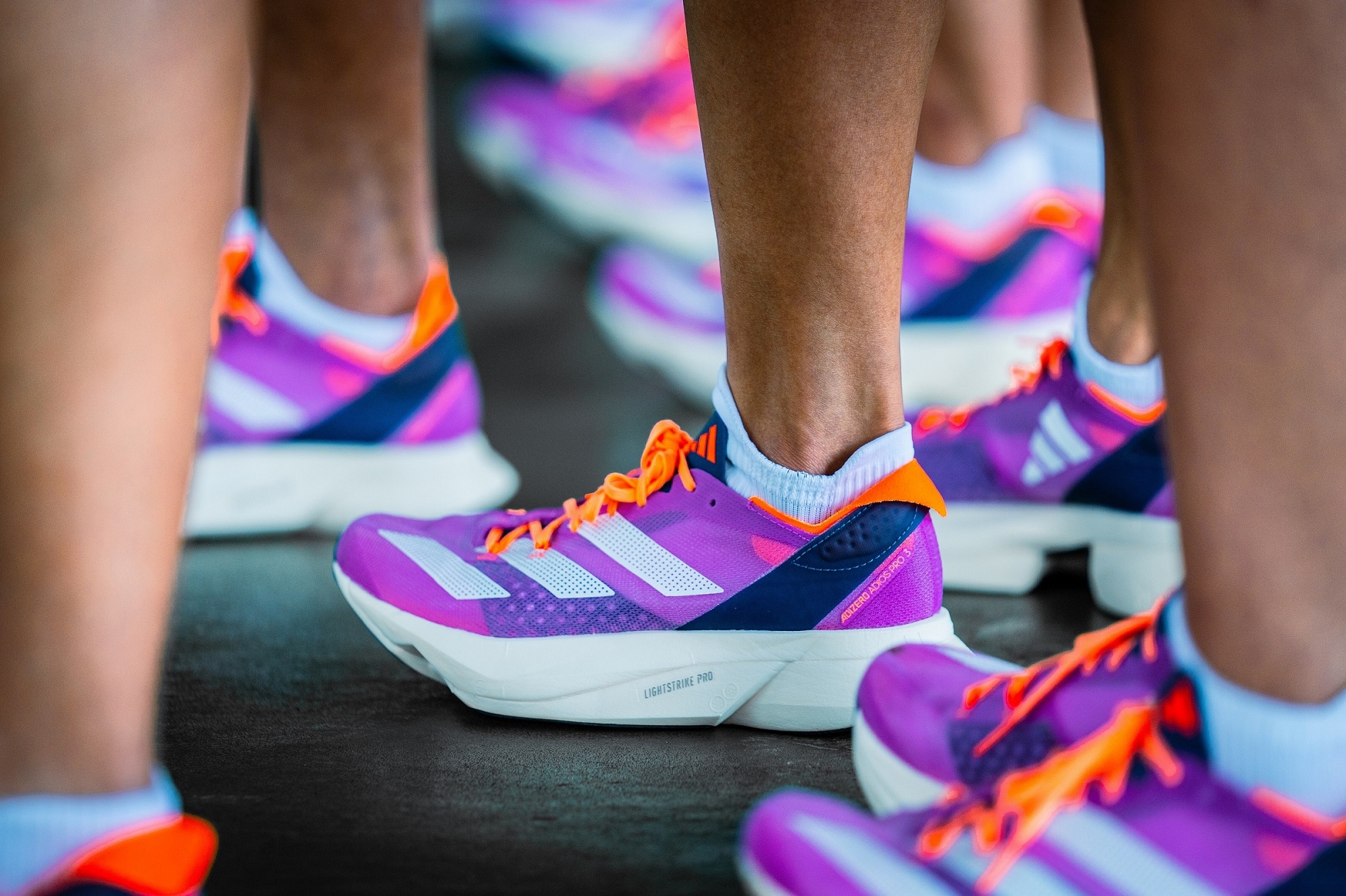 多位都會女性跑者齊聚WITH WOMEN WE RUN adidas女力5K體驗賽，穿著adidas Adizero Adios Pro 3炫彩紫新色，一同享受跑步的暢快。官方提供
