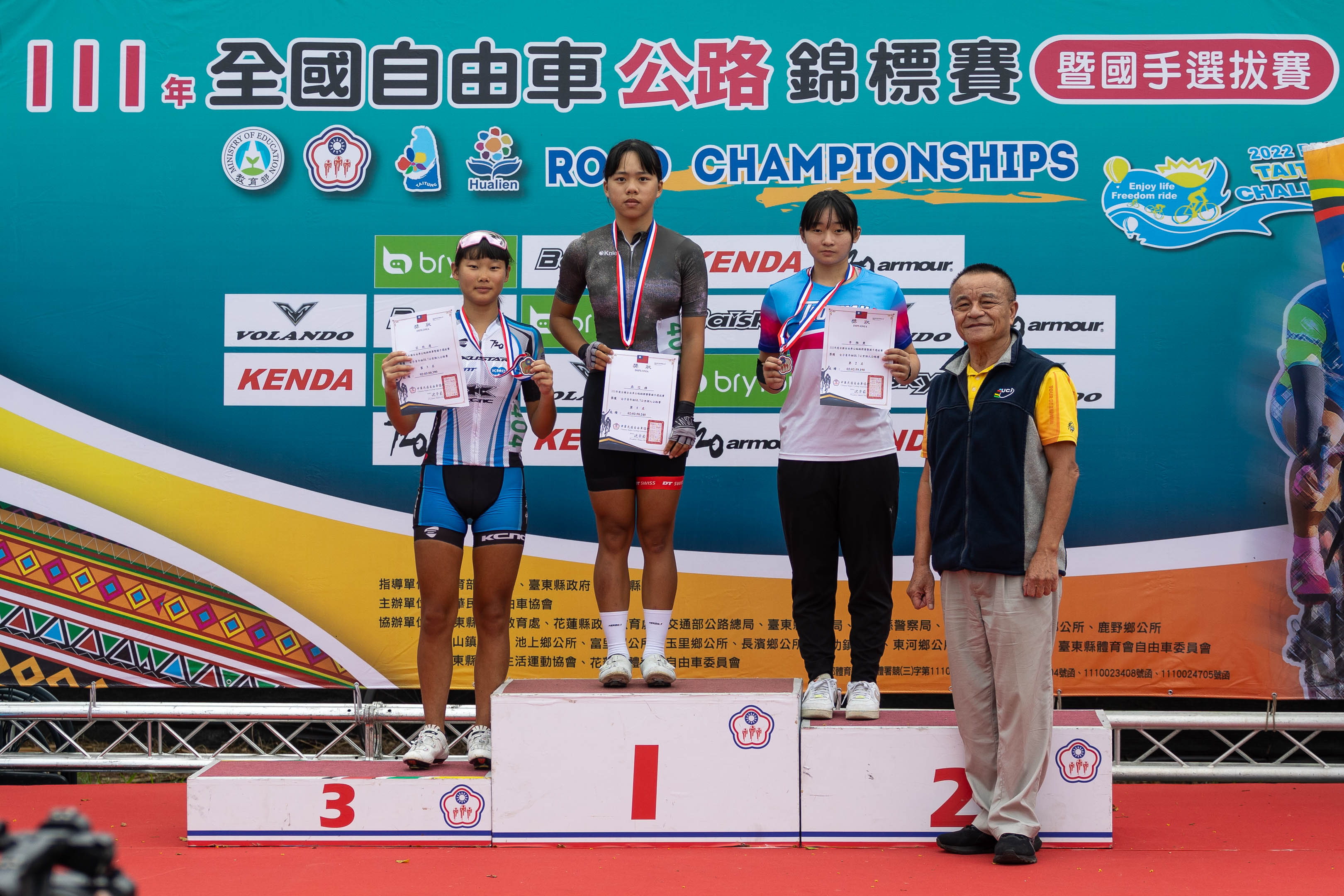 女青冠軍吳芯樺(左2)車齡只有兩年。自由車協會提供