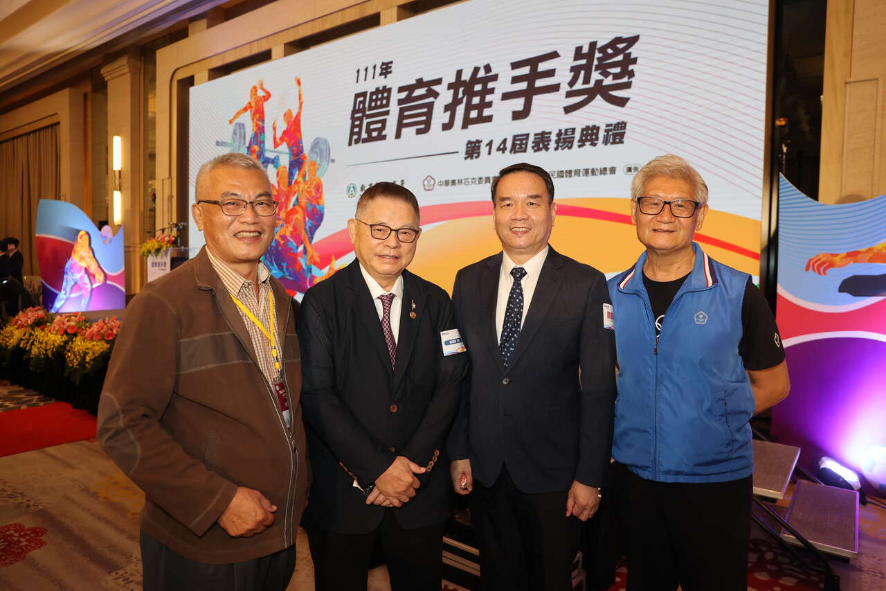 資深新聞工作者陳俊合(左1)頒推展類銅質獎。邱榮吉攝影