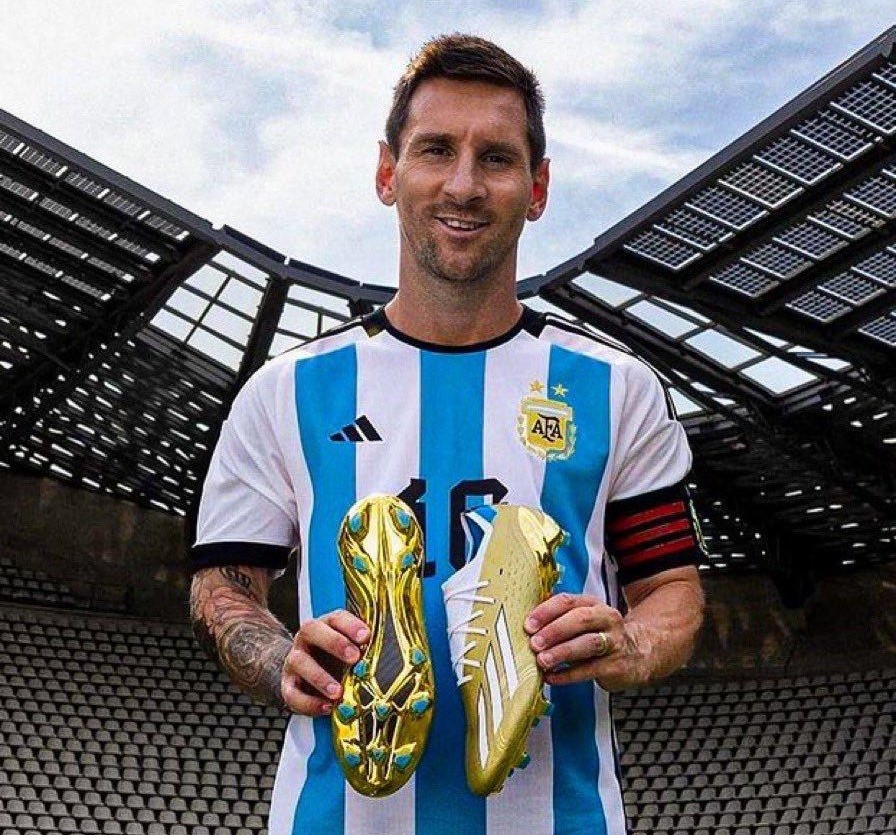 梅西開心的展示他最後一屆世界盃的戰靴。摘自推特
