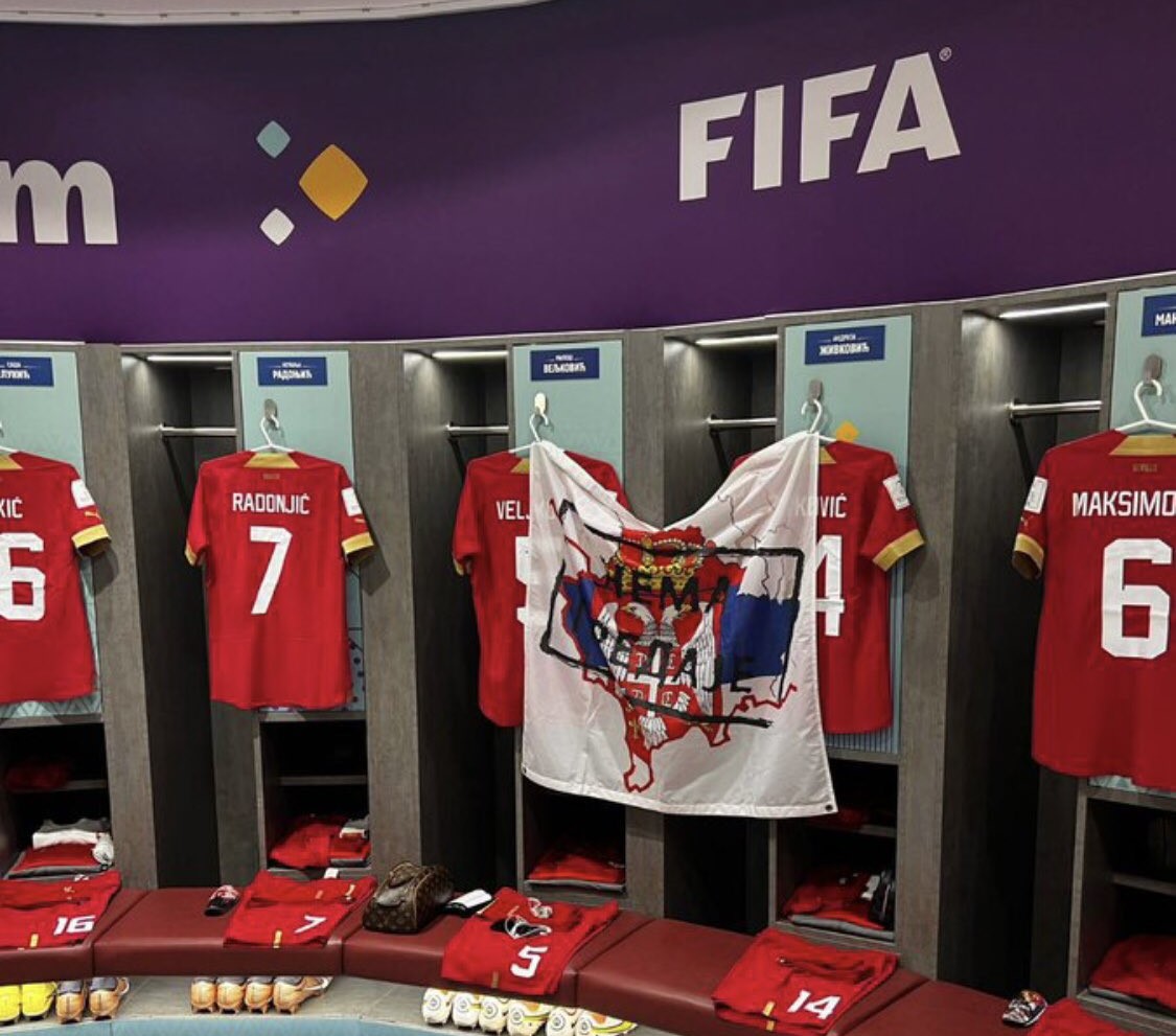 塞爾維亞休息室這面旗幟恐怕讓該國足協要被處份。摘自推特