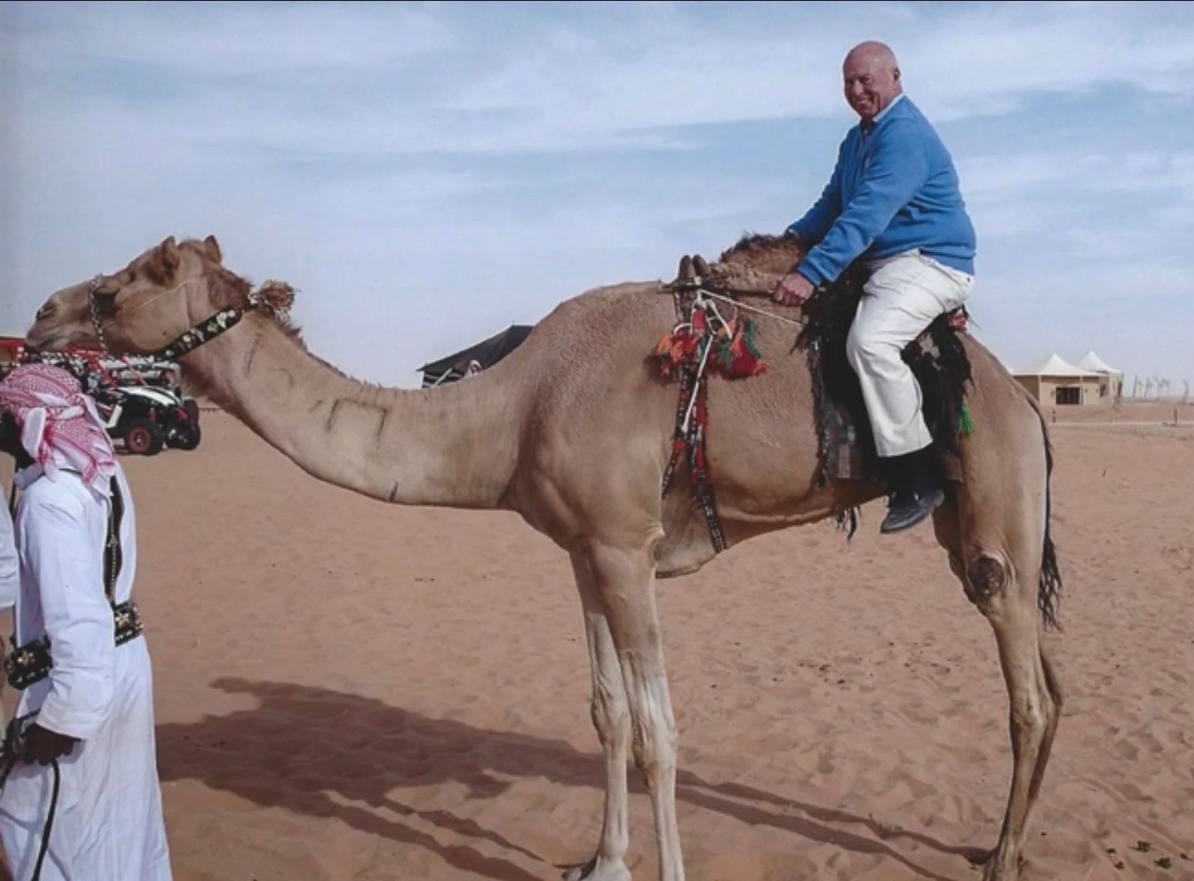 大批游客湧入，卡達的駱駝累爆了。摘自推特