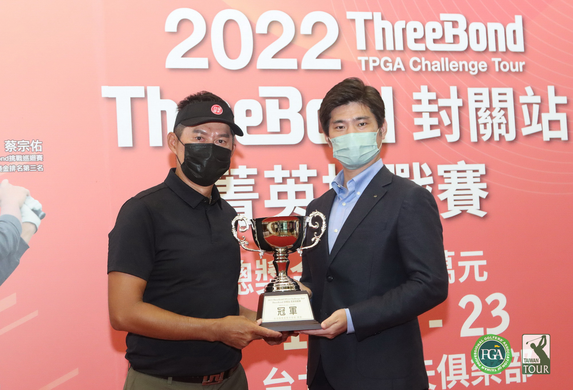 ThreeBond香港有限公司台灣分公司總經理泰地宏和(右)頒冠軍盃給連騼森。鍾豐榮攝影