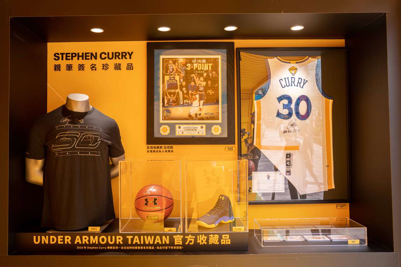 UA首度展出多項Stephen Curry親筆簽名珍藏逸品，與球迷一同回味當年球迷見面會的盛況。官方提供