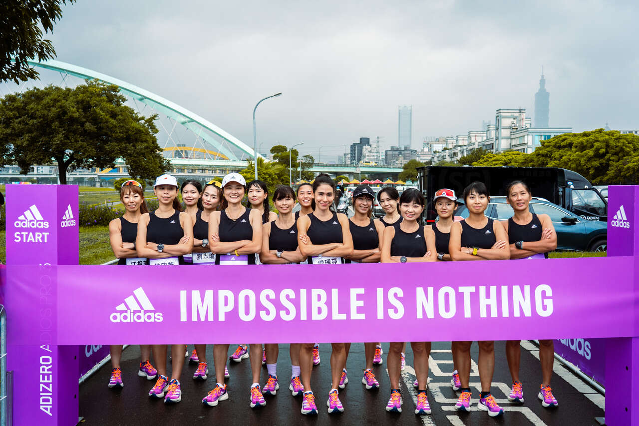With Women We Run 5K體驗賽，在基隆河畔左岸登場從麥帥二橋下到大佳河濱公園，這是一場專屬女性跑者的盛會。adidas提供