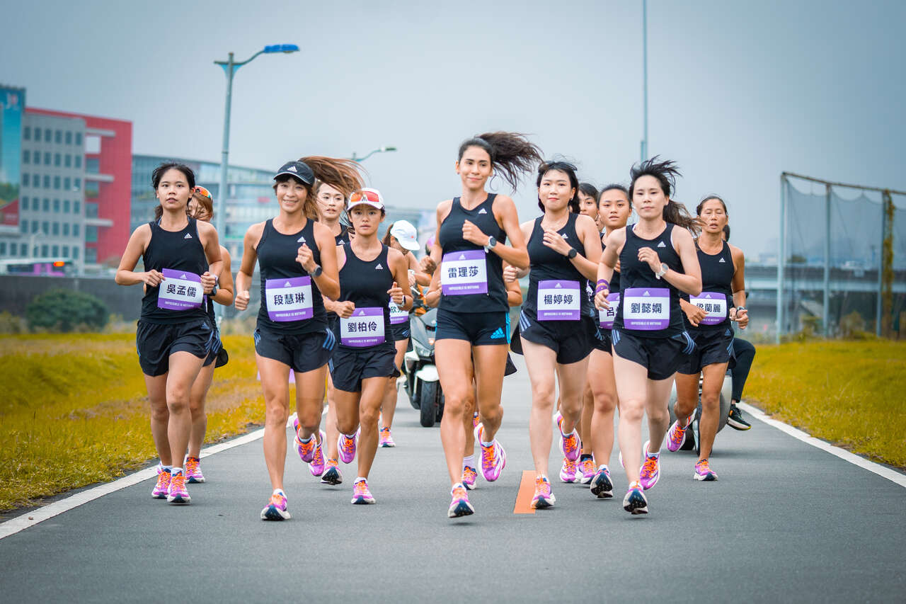 With Women We Run 5K體驗賽在基隆河畔左岸登場，從麥帥二橋下到大佳河濱公園這是一場專屬女性跑者的盛會。adidas提供