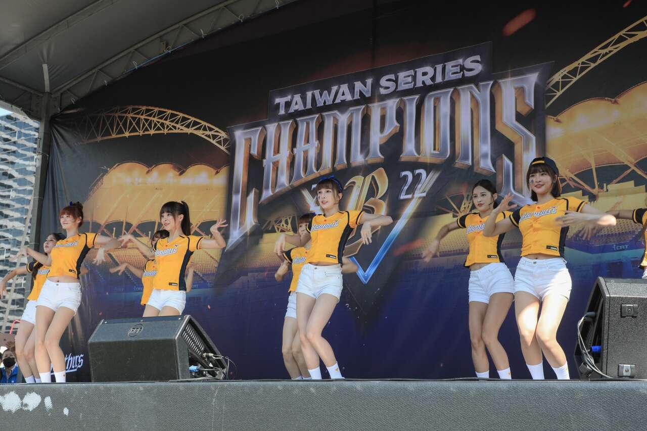 ps啦啦隊女孩表演。台中市運動局提供
