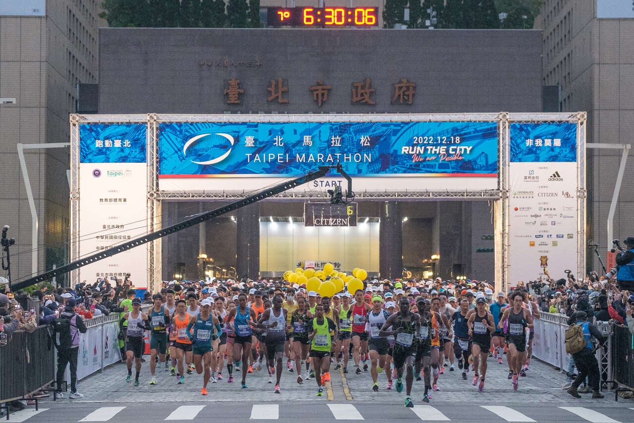今晨低溫無雨的天氣中2萬8千名跑者一起奔向後疫情時代的新生活。中華民國路跑協會提供