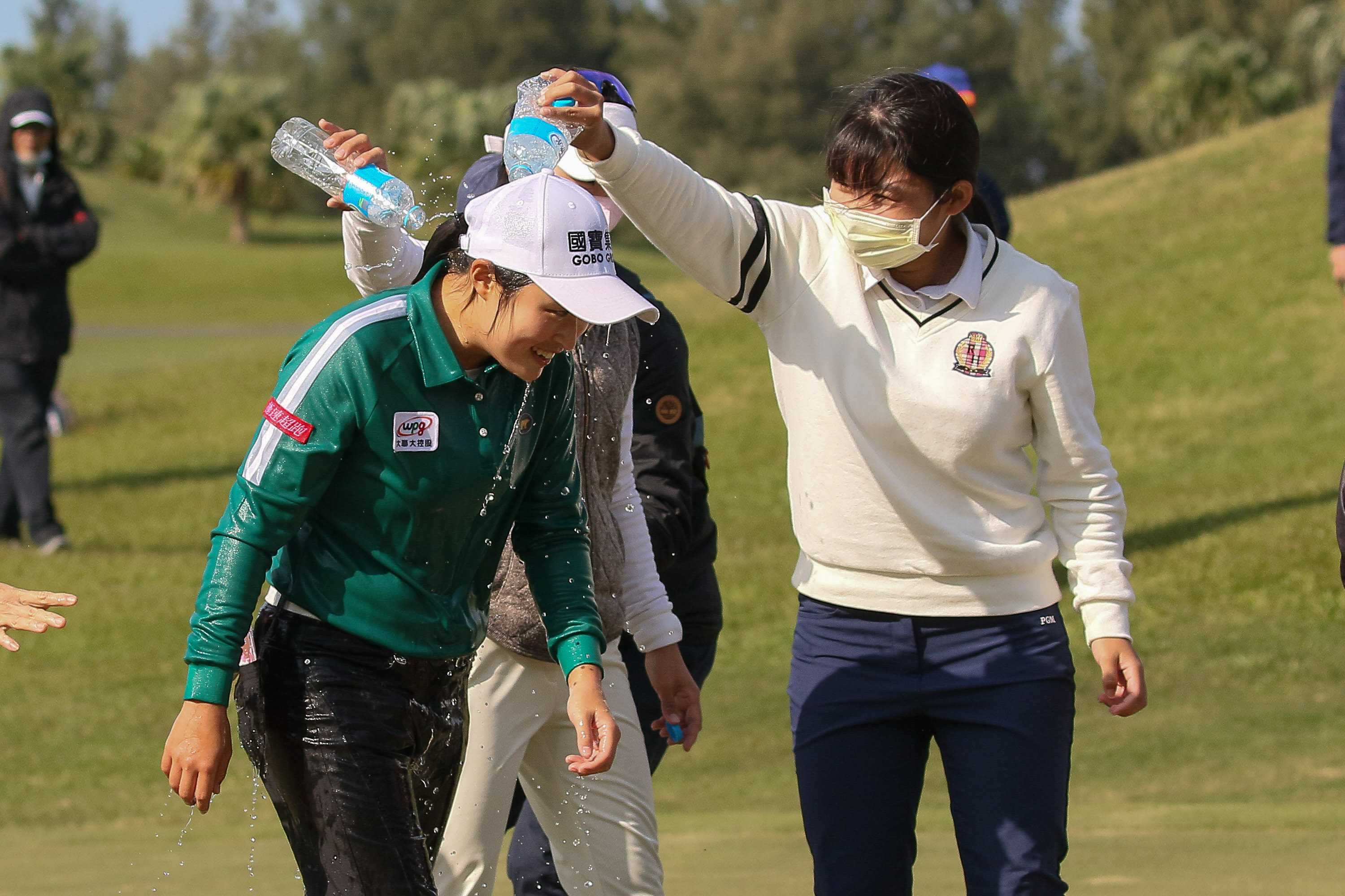 吳佳晏冠軍到手後其它選手幫她潑水祝賀。大會提供