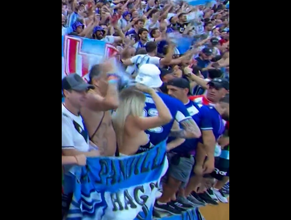 阿根廷女球迷一時激動將上衣都脫了。摘自推特