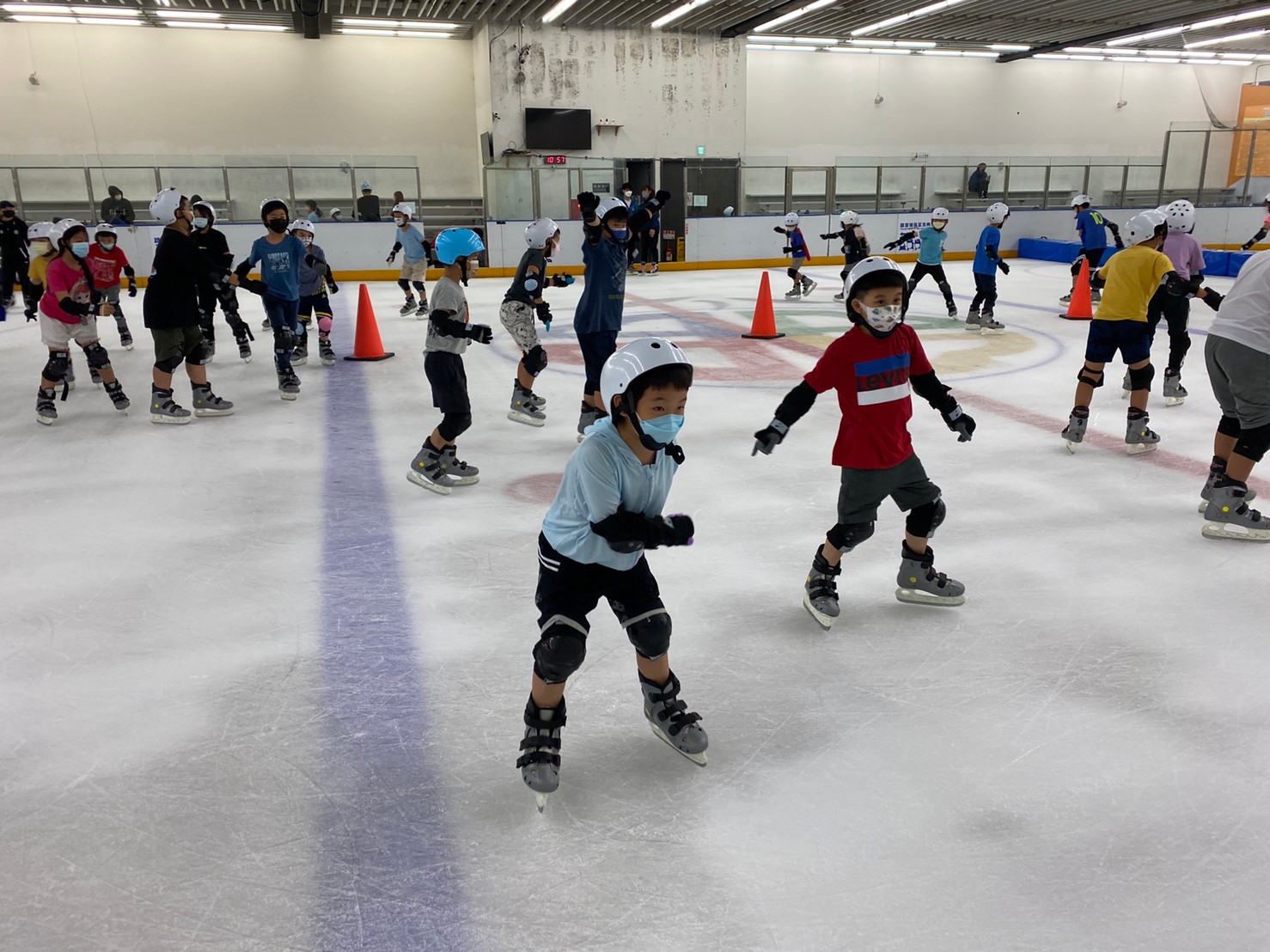 特色營隊就到土城運動中心溜冰。土城國民運動中心提供