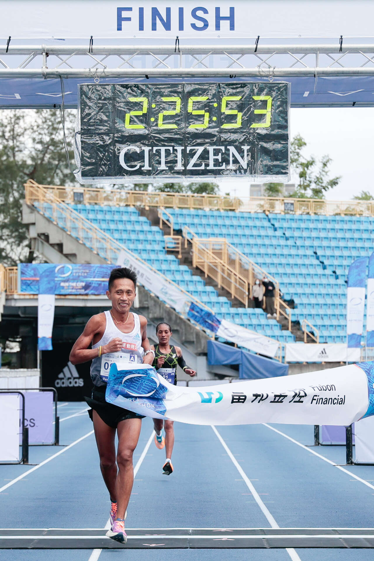 馬拉松組國內男子冠軍蔣介文 2小時25分53秒。中華民國路跑協會提供