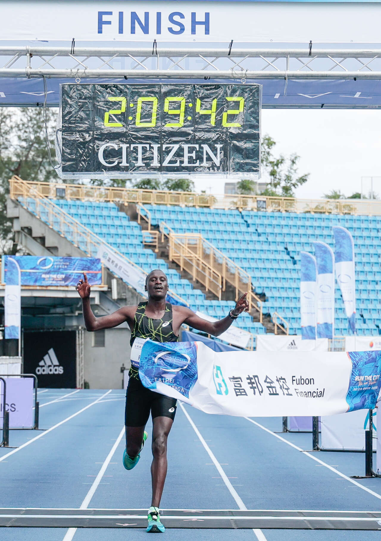 馬拉松組男子冠軍Lani Kiplagat Rutto 2小時9分42秒。中華民國路跑協會提供