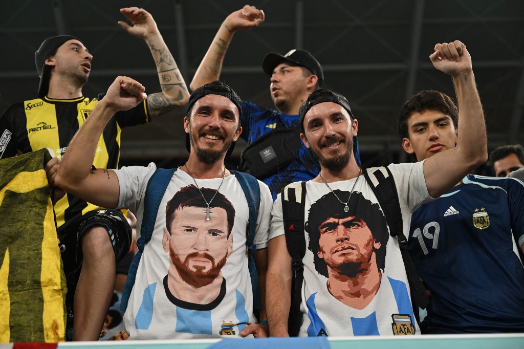 阿根廷球迷穿著梅西和馬拉度納的衣服亮相。法新社