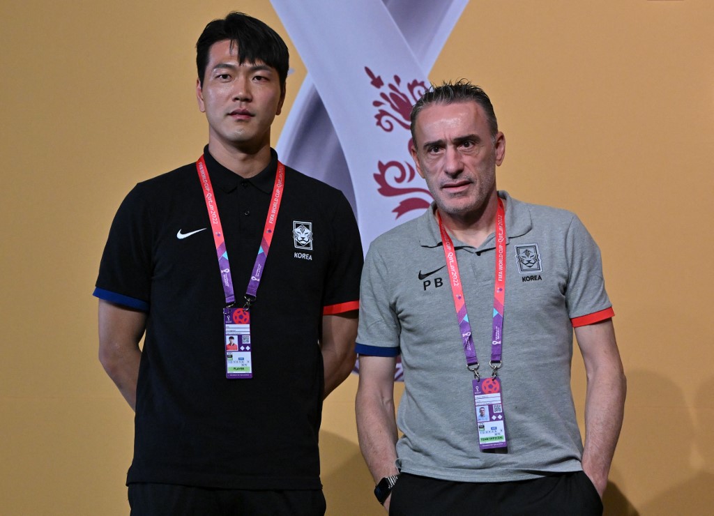 南韓總教練羅本托(Paulo Bento，右)。法新社 