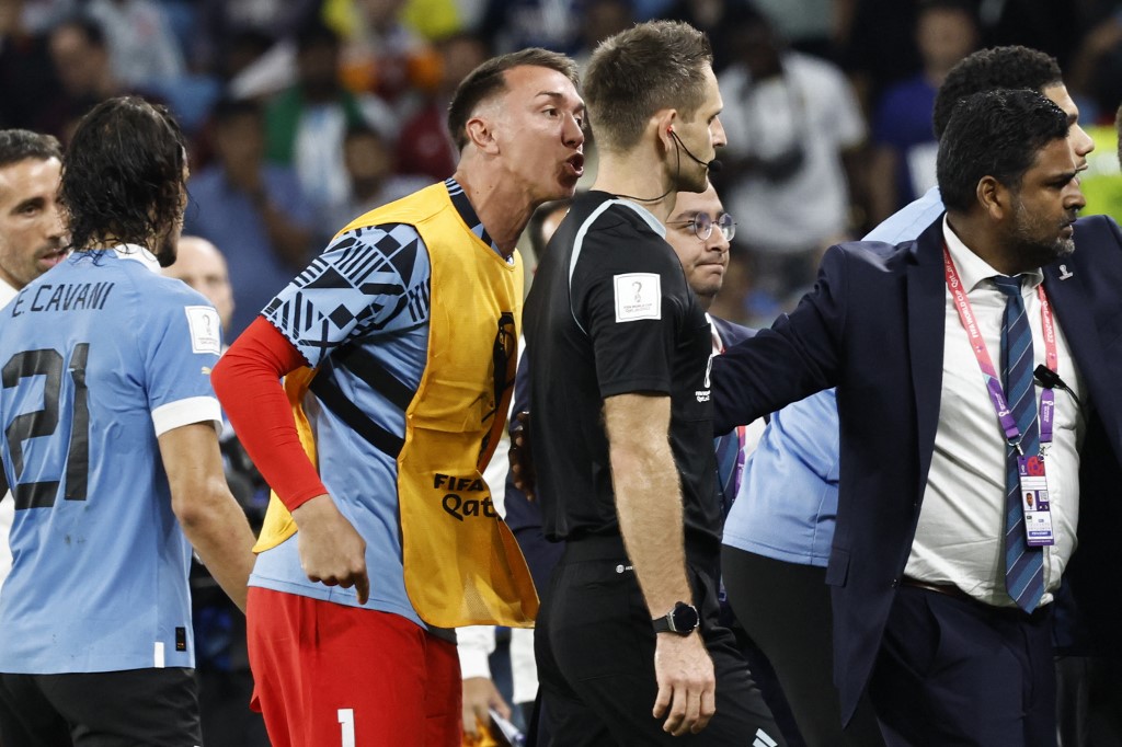 烏拉圭遭淘汰，賽後還追著裁判罵。法新社