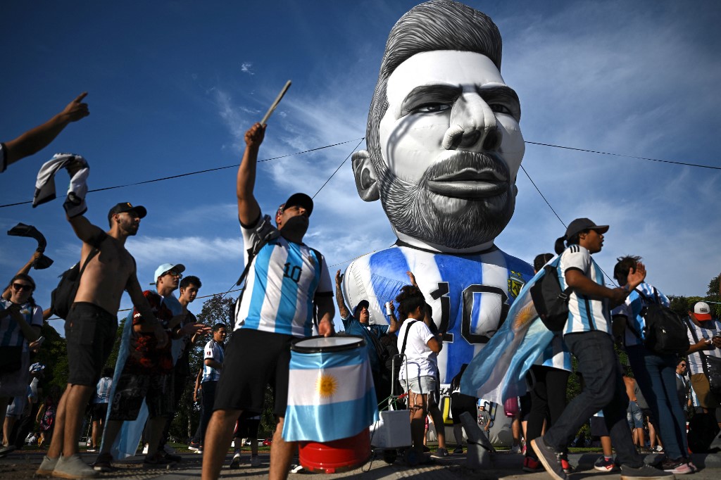 阿根廷球迷打出巨大的梅西像。法新社