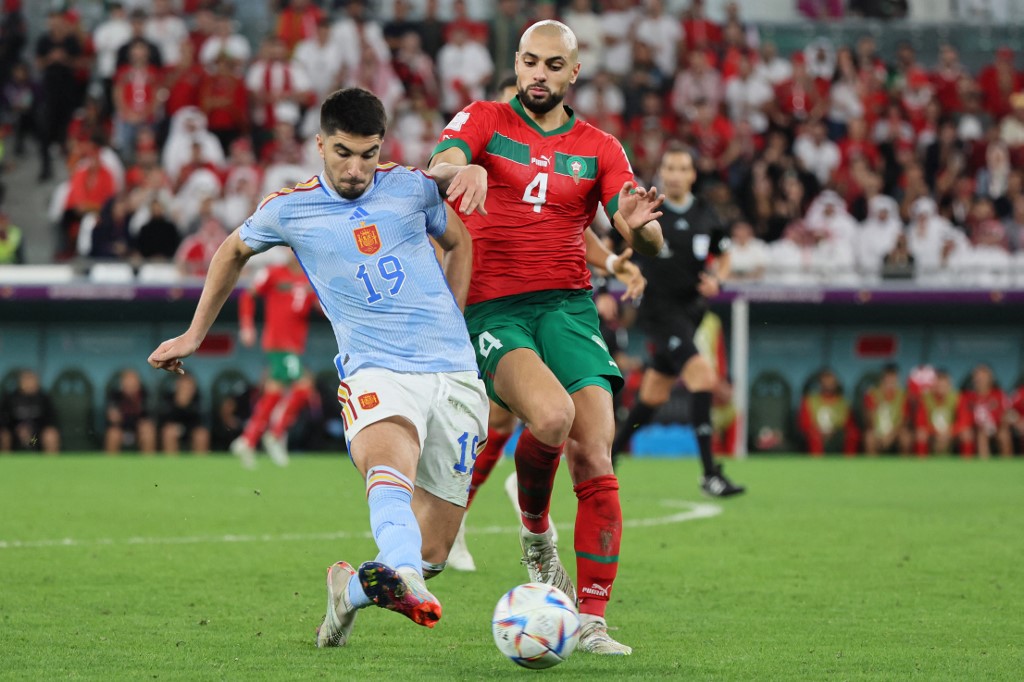 摩洛哥防守中場 Amrabat (右) 不僅身體碰撞夠強，更一直攔截對手中鋒 one-two 轉傳的能力和傳接球速度。法新社