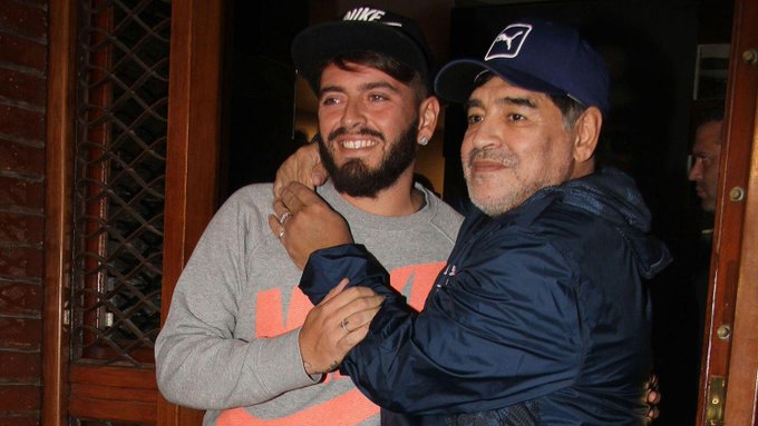 若梅西率阿根廷世界盃奪冠，小馬拉度納（右）覺得老爸也會驕傲。摘自推特