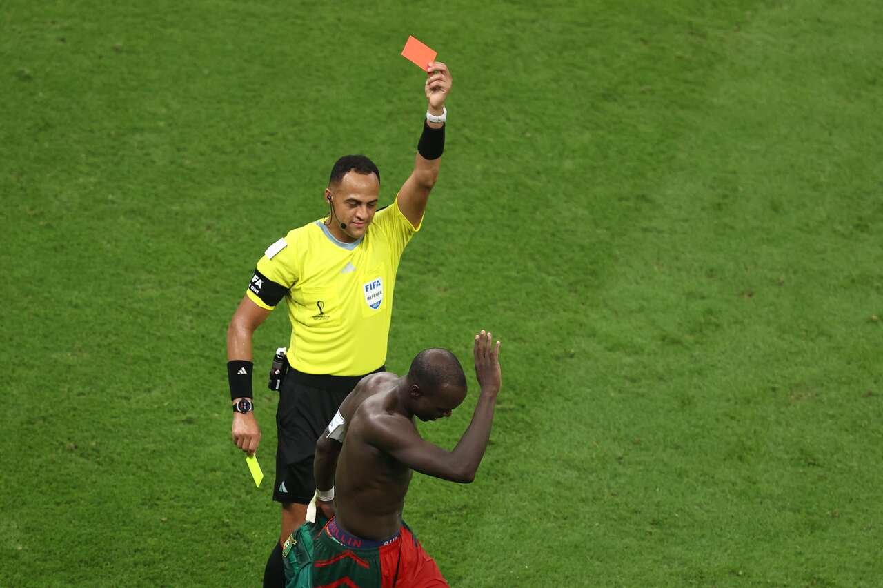 進球的阿布巴卡爾(Vincent ABOUBAKAR)因脫衣慶祝收到第二張黃牌轉紅被驅逐出場。摘自官方推特