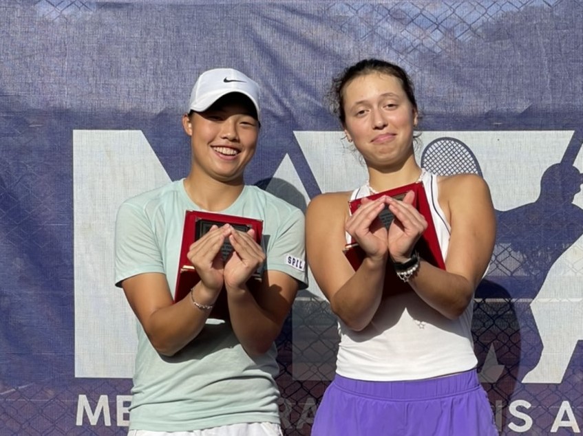 台俄搭檔聯手贏得W15安塔利亞女網賽雙打冠軍後，比出一個只有她們兩人知道的手勢。 蔡怡甄 提供