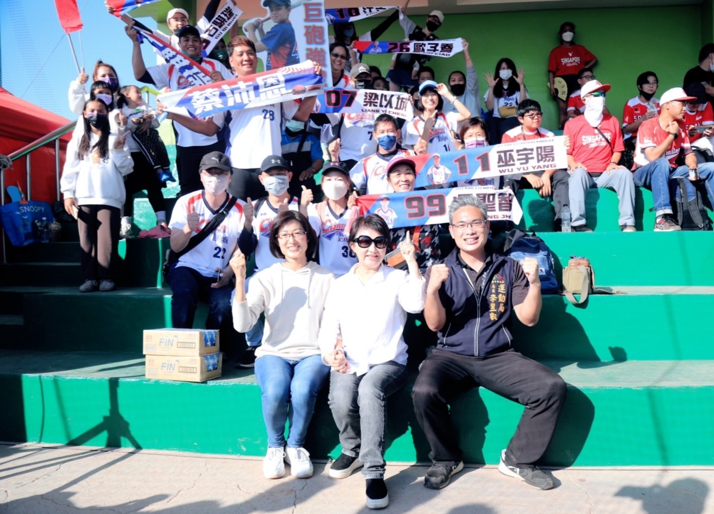 盧秀燕U12壘球世界盃和運動局長李昱叡看台和球迷一起。（台中運動局提供）
