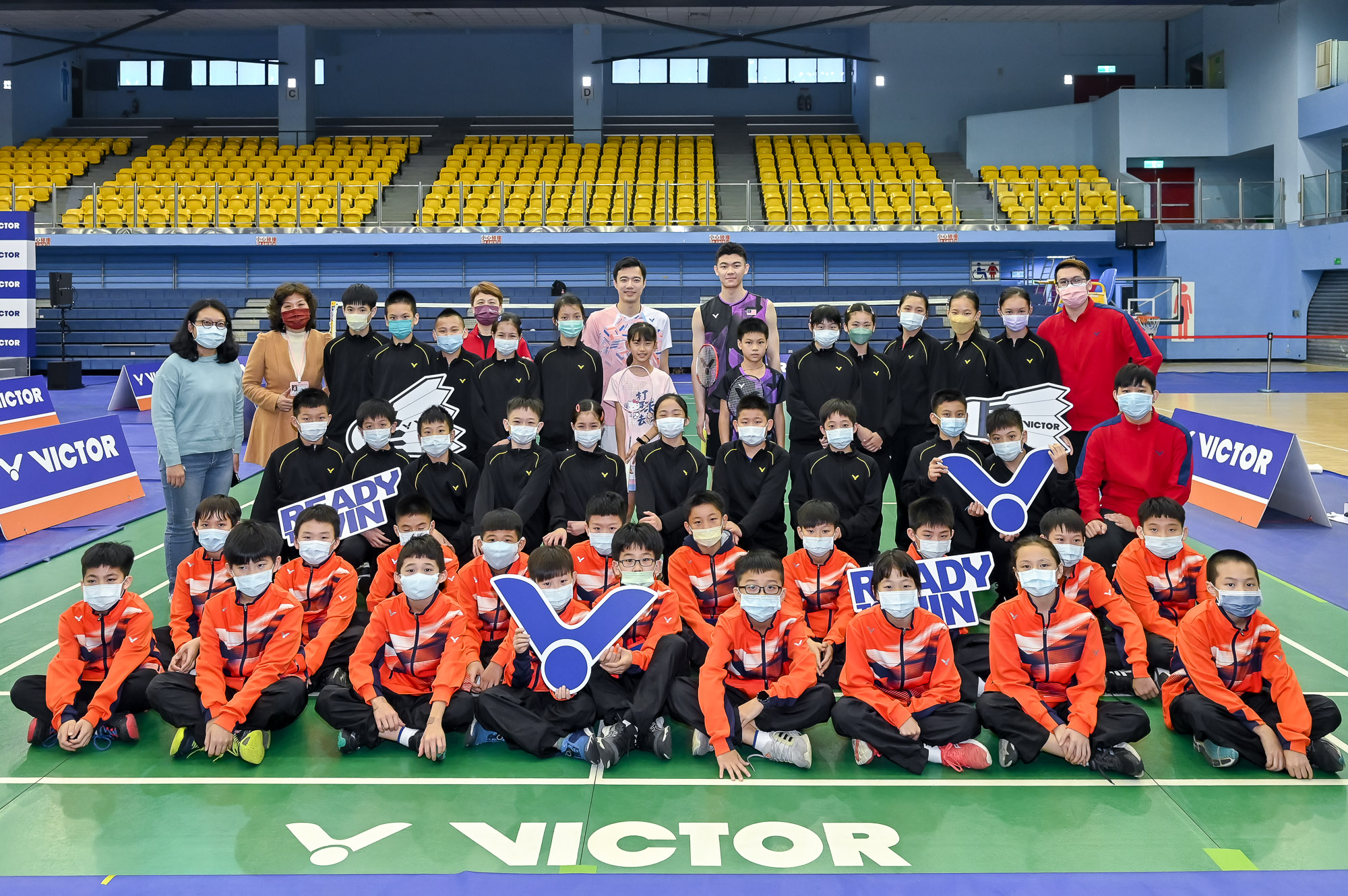 VICTOR攜手Team VICTOR選手李梓嘉，王子維回饋基層以自身經驗勉勵小小球員。官方提供