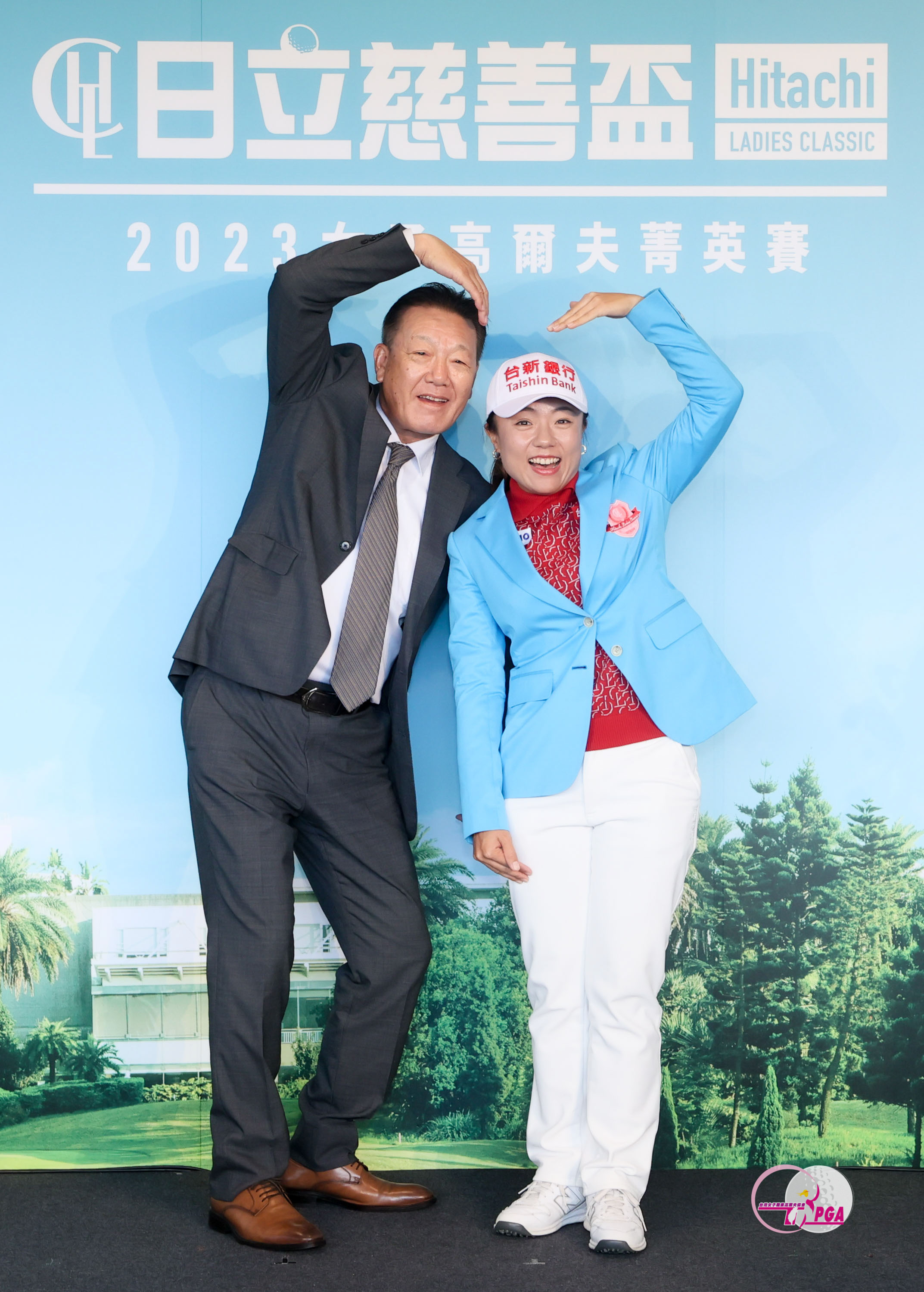 台灣日立江森自控股份有限公司董事長菊地正幸(左)為2022冠軍選手蔡佩穎(右)。TLPGA提供