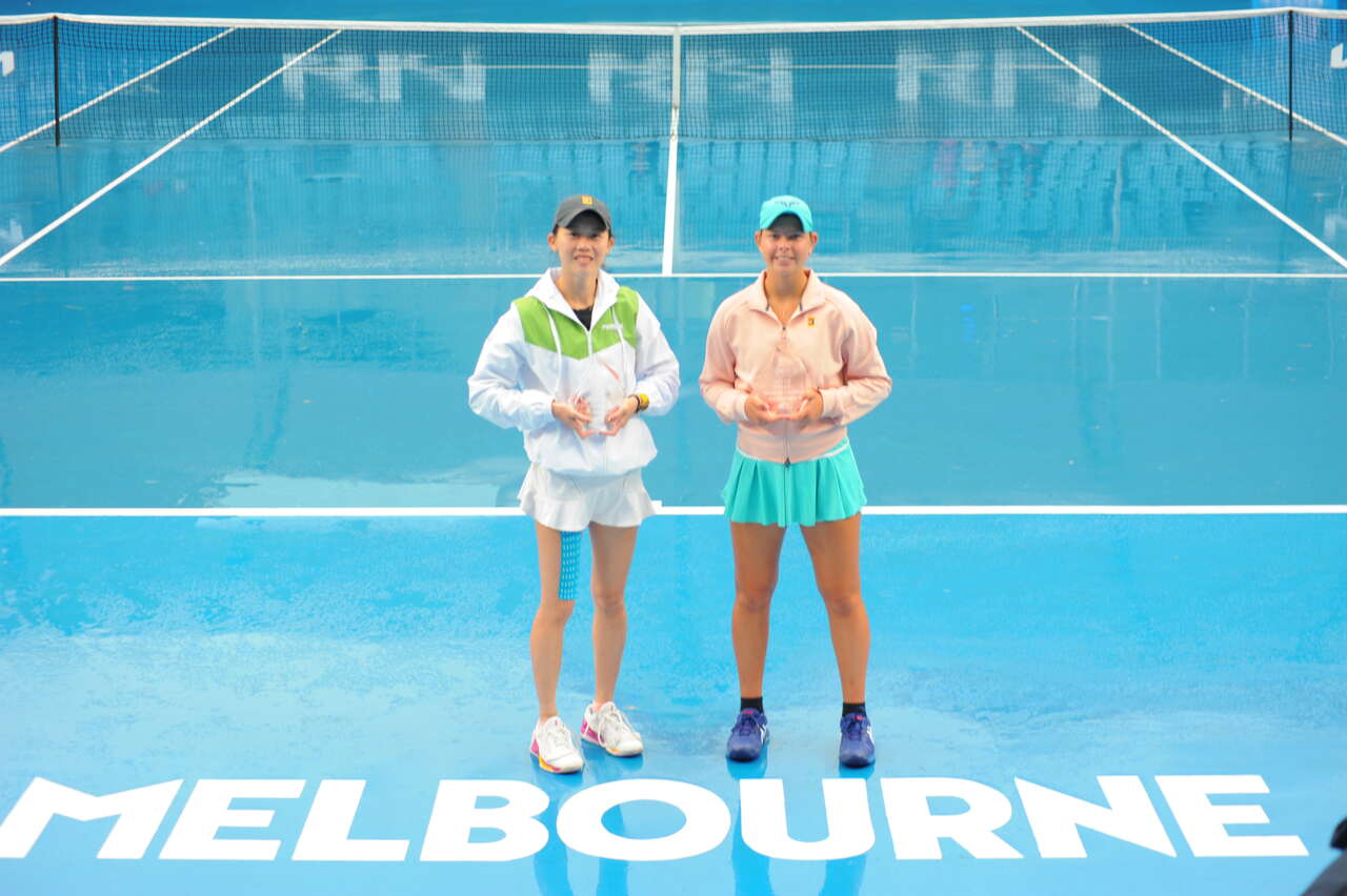林家文(左)與澳洲小將拿下澳洲網球公開舉行的首屆聽障邀請賽女雙冠軍。蔡再基JACKY提供