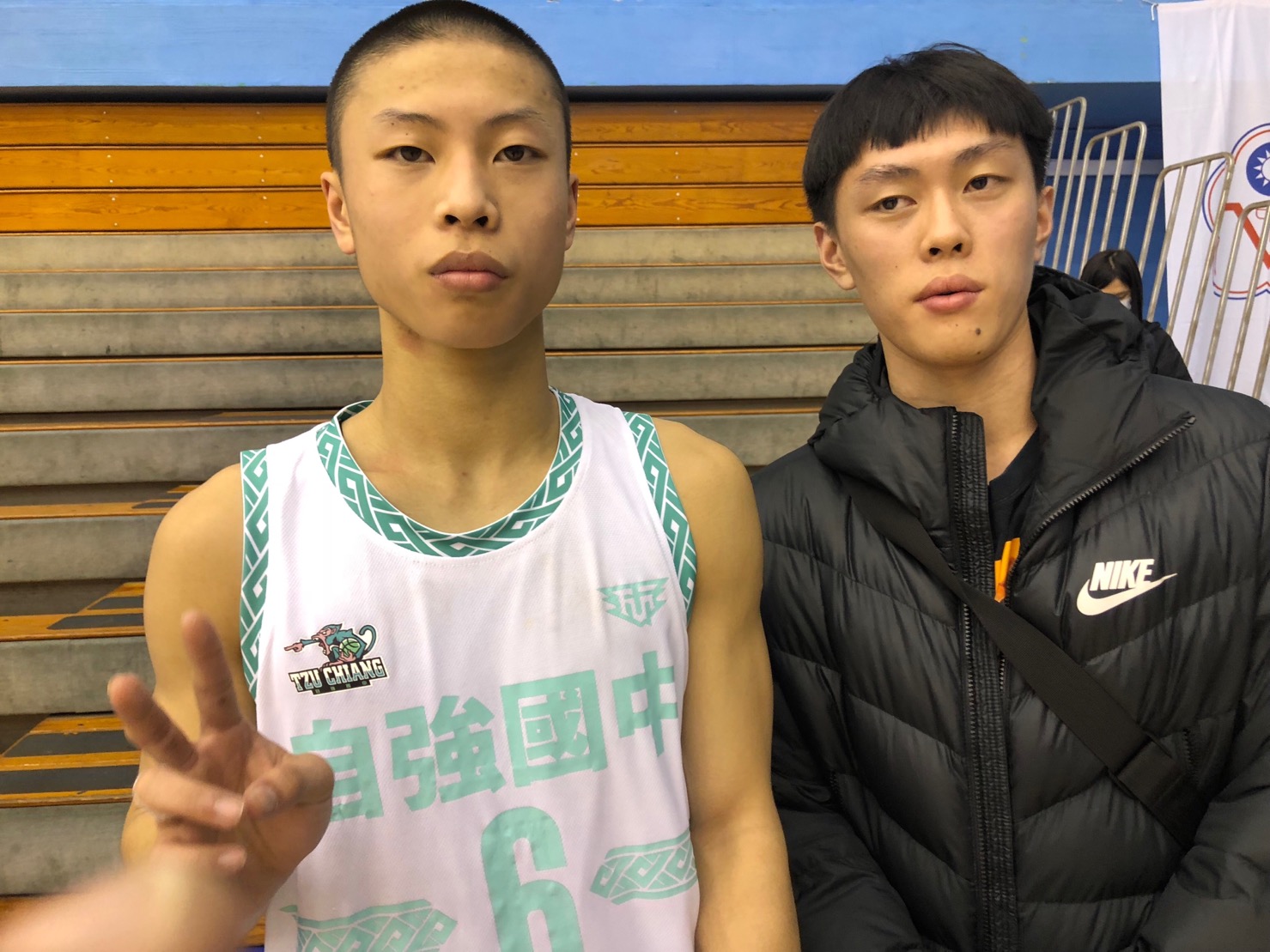 從母姓的自強楚天云(左)的親哥哥潘煜翔兼程到台北探班。大會提供