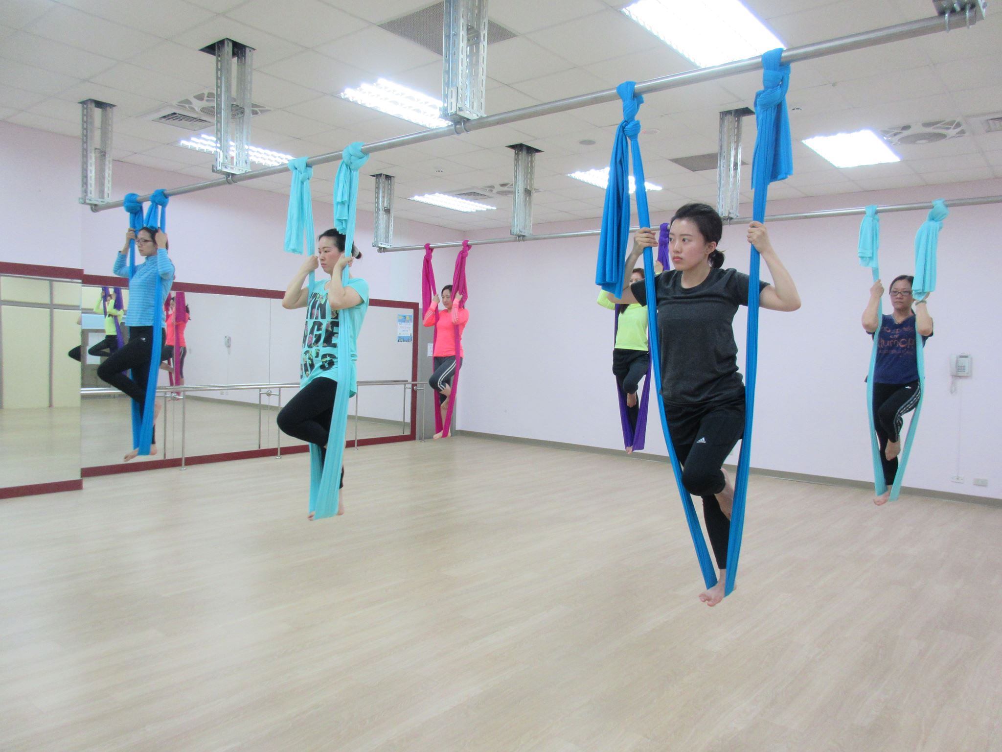 蘆洲運動中心中心春節開出空中瑜珈體驗課。官方提供