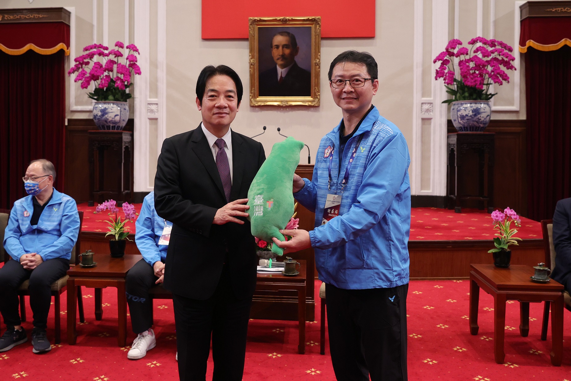 賴清德副總統致贈代表團紀念品由陳勝福選手代表接受。體育署提供