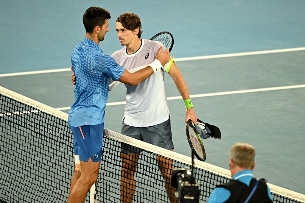 喬科維奇(Novak Djokovic，左)在澳網男單16強直落三打敗地主澳洲一哥狄米納爾(Alex De Minaur)後晉8強。法新社