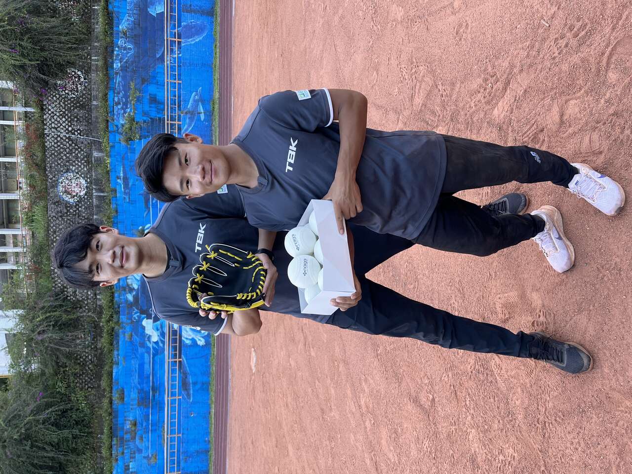 呂佳彬(左)與林昀蒂0119 許淑淨參與超級王牌棒球隊築夢計畫。巨宸製作提供
