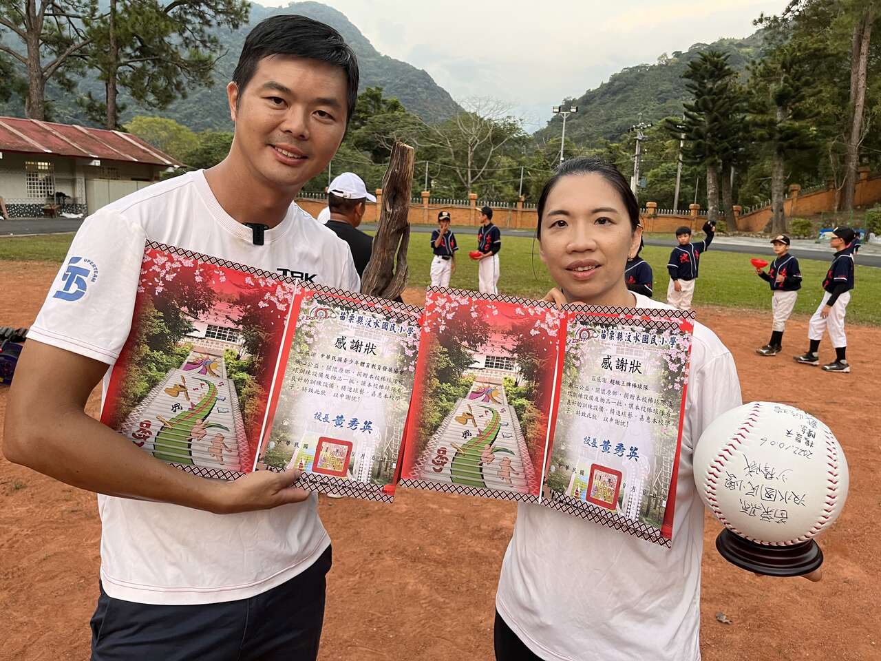 程文欣（右）與薛銘文參與《超級王牌棒球隊》築夢計畫棒球隊比賽所需要的配備。巨宸製作提供