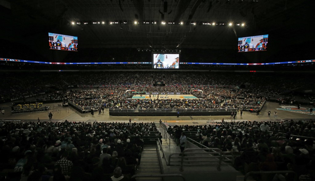 馬刺主場阿拉莫穹頂球館湧入68323名球迷，創下NBA紀錄。（法新社）